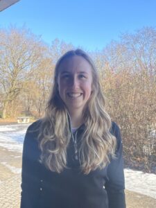 Frau Schopf im hinteren Pausenhof 